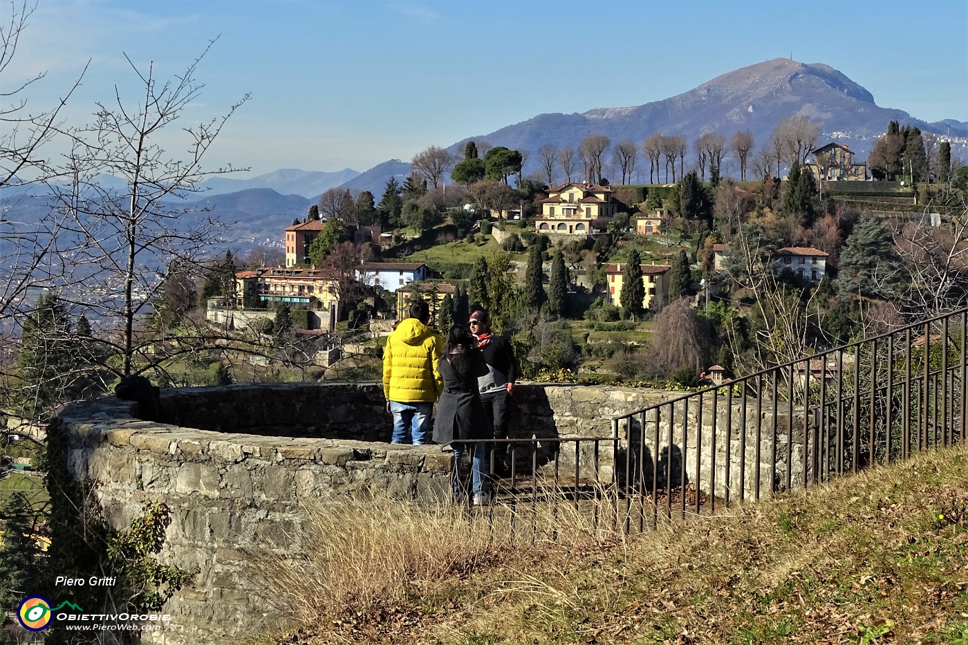 44 Dal Castello di San Vigilio bastione  con vista verso Monte Bastia e Monte Linzone.JPG